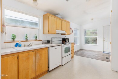 1578 NW Spruce St, Toledo, OR 97391 - photo 7