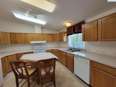 355 Old Inland Empire Hwy unit 55, Prosser, WA 99350 - photo 2