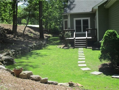 Entrance/front Yard