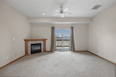 250 Cimarron Dr unit 309, Hiawatha, IA 52233 - photo 2