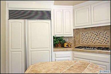 Built-in refrigerator and full backsplash med mosa