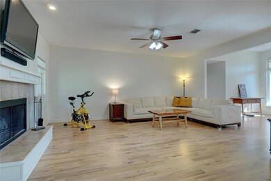 304 Casas Del Norte St, Granbury, TX 76049 - photo 5