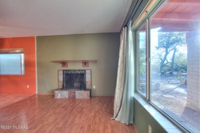 Family Room w Fireplace
