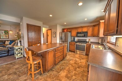 3106 Blackberry Cir SW, Cedar Rapids, IA 52404 - photo 7