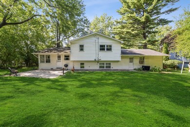 819 Oceola Dr, Algonquin, IL 60102 - photo 2