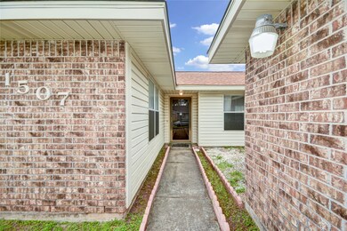 Front w/ courtyard area