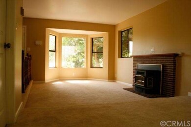 Cozy living or dining room with bay windows. Pelle