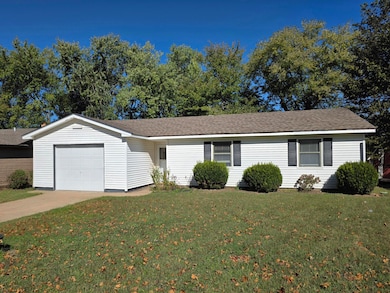 409 E 5th Place, Grove, OK 74344 - photo 2