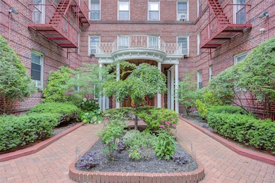 Stanwix Apartment COOP unit E-2, Forest Hills, NY 11375 - photo 3