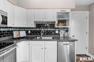 2426 W 44th St, Davenport, IA 52806 - photo 5