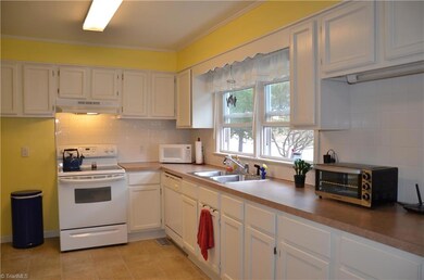 Large Eat in kitchen... Light and bright!