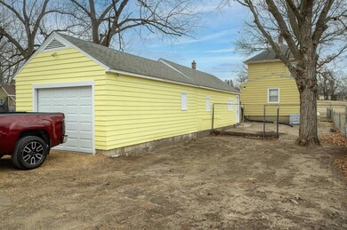 740 Conger St, Waterloo, IA 50703 - photo 3