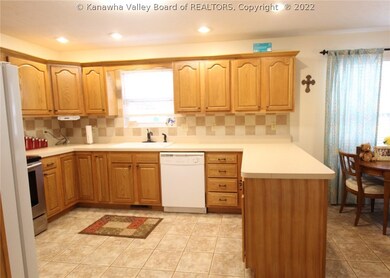 101 Heather Ct, Scott Depot, WV 25560 - photo 4