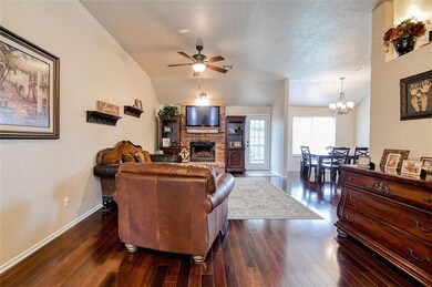 4004 Gyrfalcon Dr, Norman, OK 73072 - photo 2