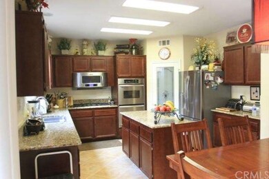 Beautiful kitchen, upgraded appliances!