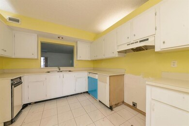 03_22485SW61stWay136_93_LivingRoomDining