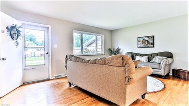 *BEAUTIFUL LIVING ROOM W/SHINY HARDWOOD FLOORS, WH