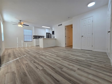 12660 Ashford Point Dr unit 402, Houston, TX 77082 - photo 2