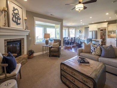 6_0520-Family-Room_640x480_3778591