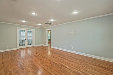 1070 W 43rd St, Houston, TX 77018 - photo 4