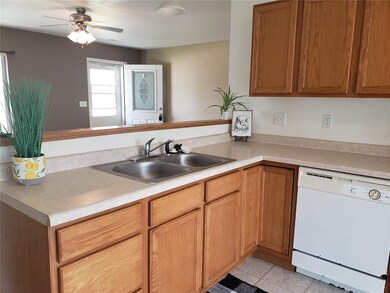 2750 O Ave NW unit B, Cedar Rapids, IA 52405 - photo 5