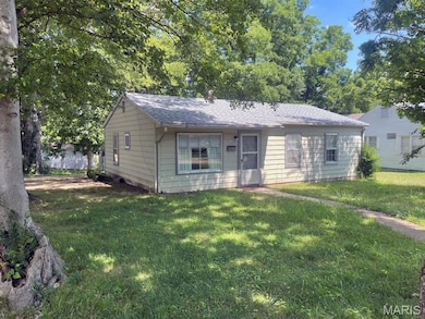 View of front facade featuring a front yard and roof with shingles