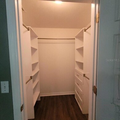 Walk-in closet/primary bedroom