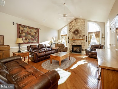 811 Persimmon Ln, Langhorne, PA 19047 - photo 5