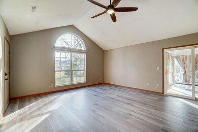 LARGE SPACIOUS LIVING ROOM