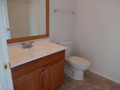 Master bathroom w/ tub/shower