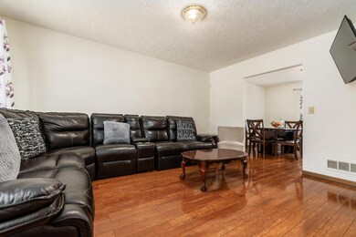 S_-_2875_Main_St_-_007