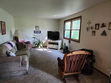 910 E Ceder Living Rm
