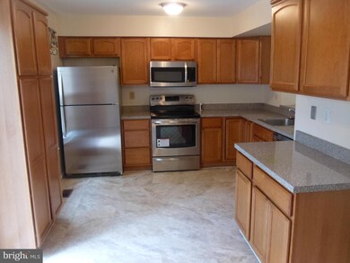 14225 Oakpointe Dr, Laurel, MD 20707 - photo 4