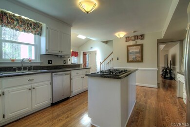 Large kitchen with gas cooktop!