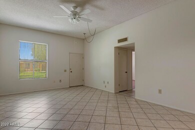 06_10026_W_Hawthorn_Dr__06_mls