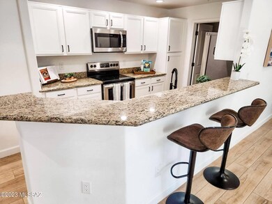 Kitchen and Breakfast Bar