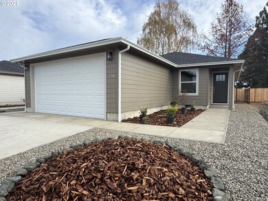 220 Miller St, Sutherlin, OR 97479 - photo 3