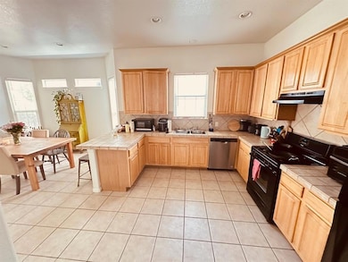 Kitchen with a peninsula, under cabinet range hoo