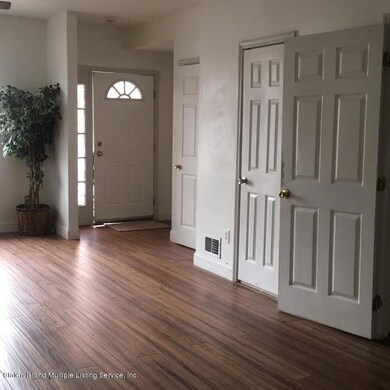 Living room / 1/2 bath