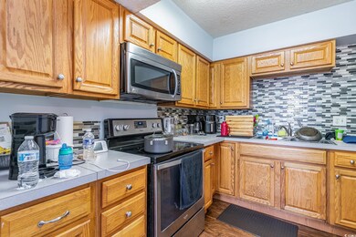 Kitchen with a textured ceiling, tasteful backspla
