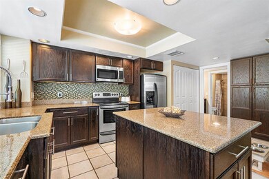 BEAUTIFUL KITCHEN!