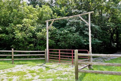 2116 Ridge Rd - 6-Acre Oldham Retreat