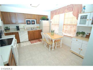 Kitchen - Sunny kitchen with smoothtop range, doub