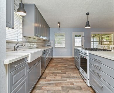 1910 Kings Ln, Alvin, TX 77511 - photo 4