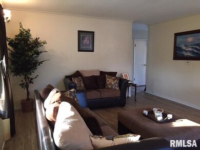 4310 N Hancock Ave, Davenport, IA 52806 - photo 2