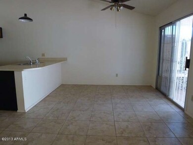 023-372881 - Eat-in Kitchen 2
