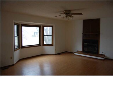 LIVING ROOM WITH BAY WINDOW, LAMIINATE FLOORING AN