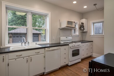 941 Flat St NE-17