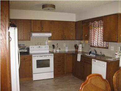 Wrap Kitchen with Pantry
