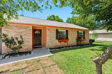 Ranch-style house with roof with shingles, a fron